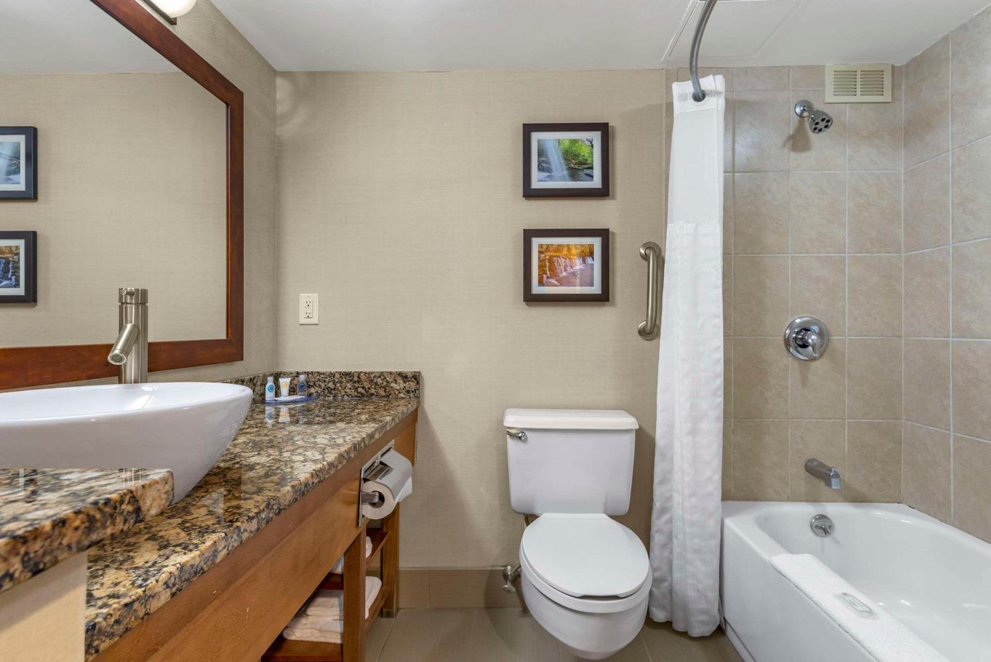 Comfort Inn & Suites Glen Mills - West Chester Экстерьер фото